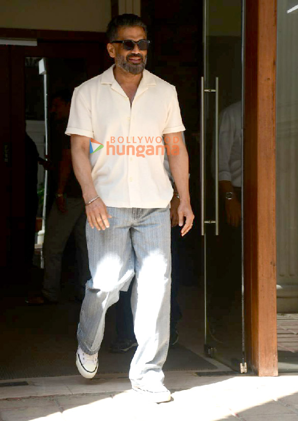 Photos: Suniel Shetty snapped outside a dental clinic in Khar | Parties & Events