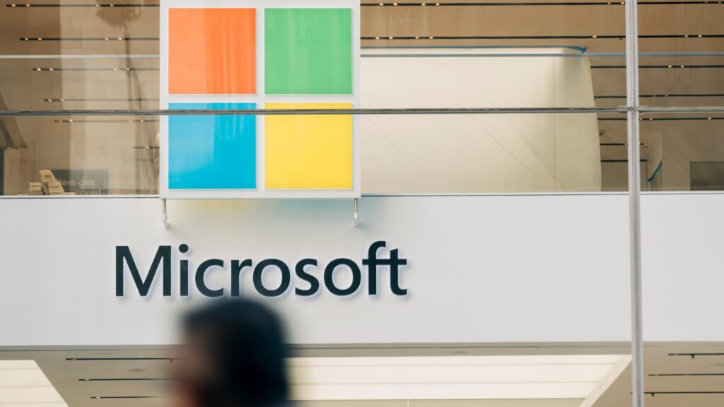 Microsoft outage leaves tens of thousands unable to access email and other apps