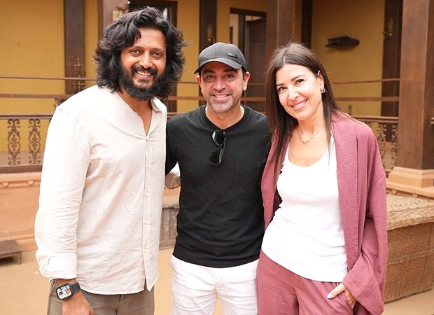 Barcelona legend Xavi Hernandez visits Riteish Deshmukh on the sets of his directorial Raja Shivaji! Watch : Bollywood News