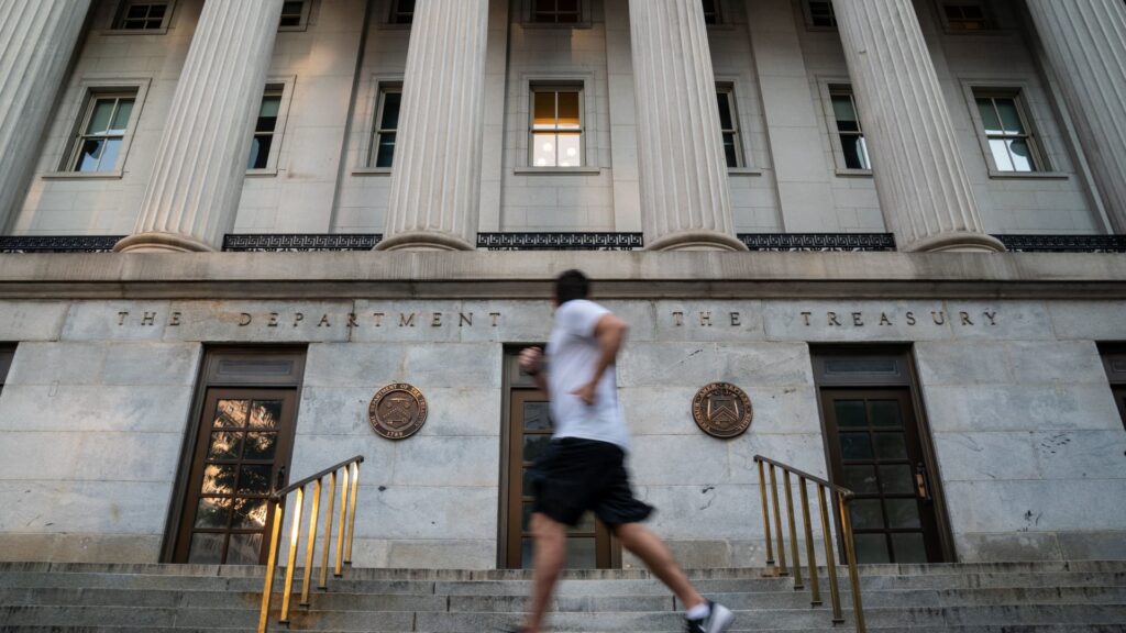 Moody’s lowers U.S. credit rating to ‘Aa1’