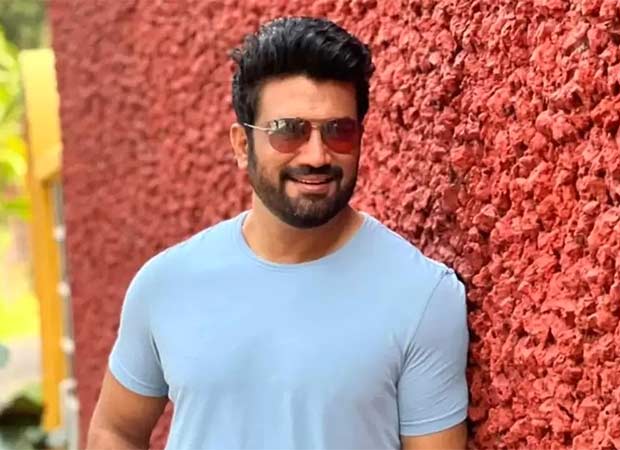 Waves 2025: Sharad Kelkar sets the stage ablaze with electrifying opening act 2025 : Bollywood News