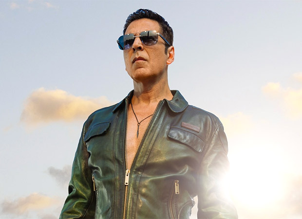 Akshay Kumar surprises fans in disguise outside Bandra theatre for Housefull 5 5 : Bollywood News