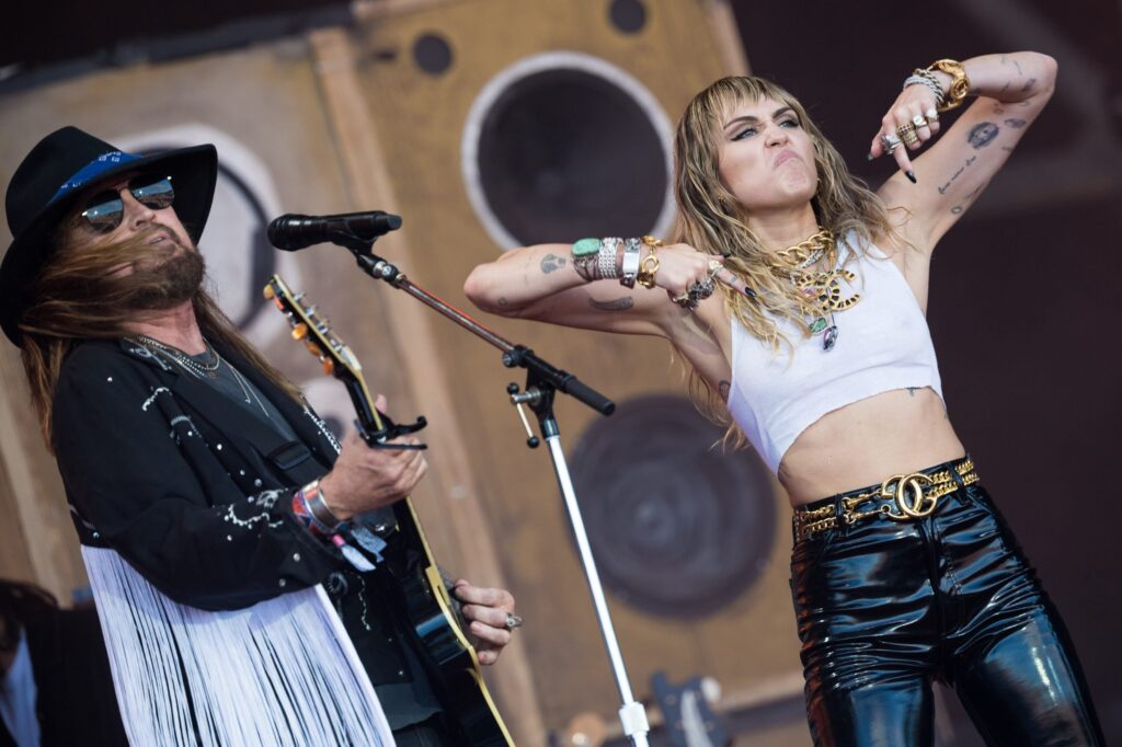 Miley Cyrus Ends Estrangement from Dad, Explains Why
